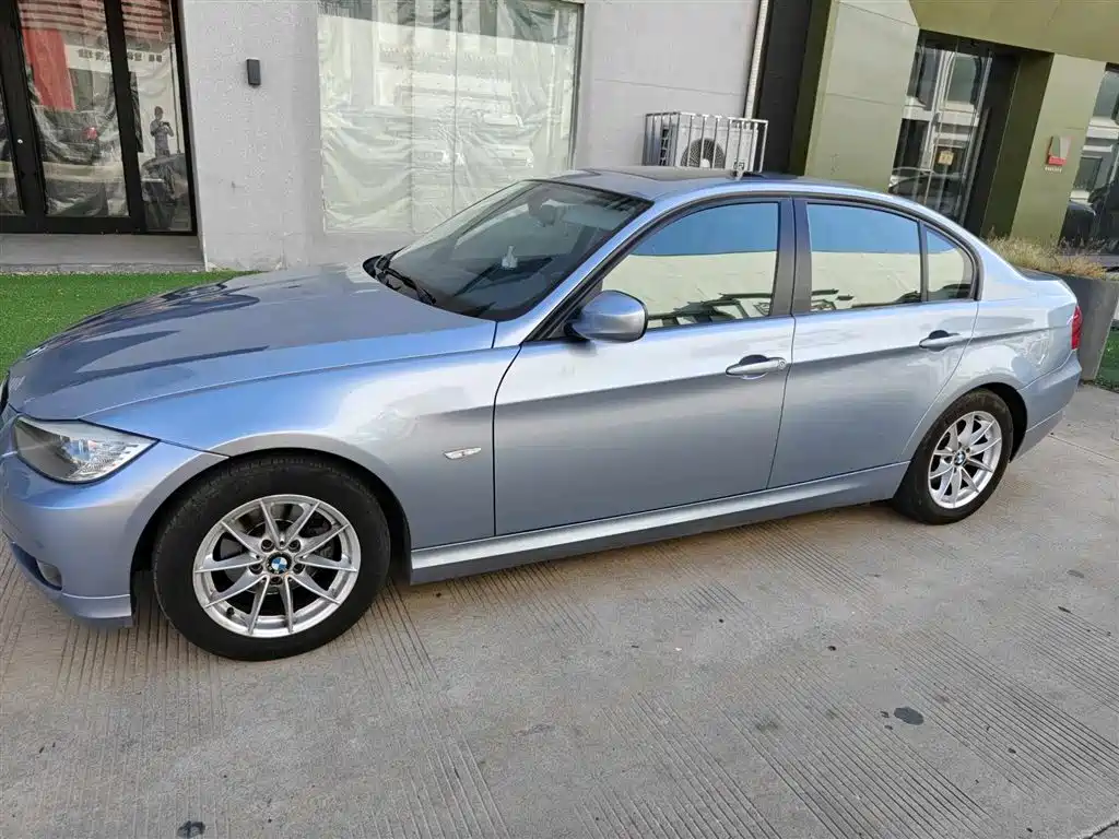 BMW 3 Series (Import) 2012 318i Leading фото 2