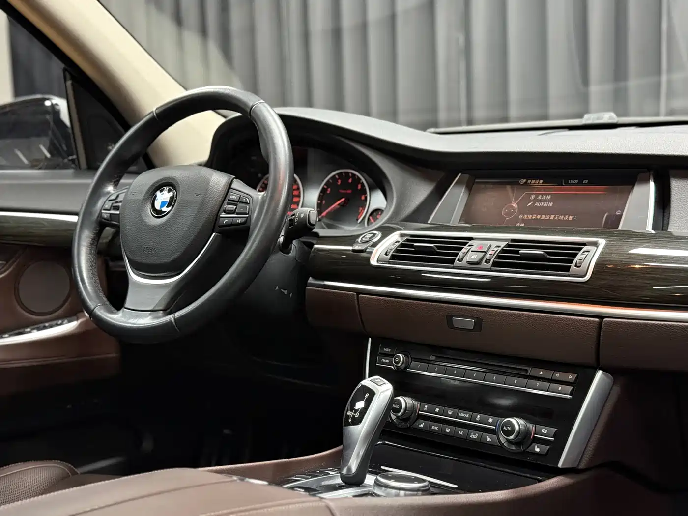 BMW 5 Series GT 2015 528i Luxury фото 7
