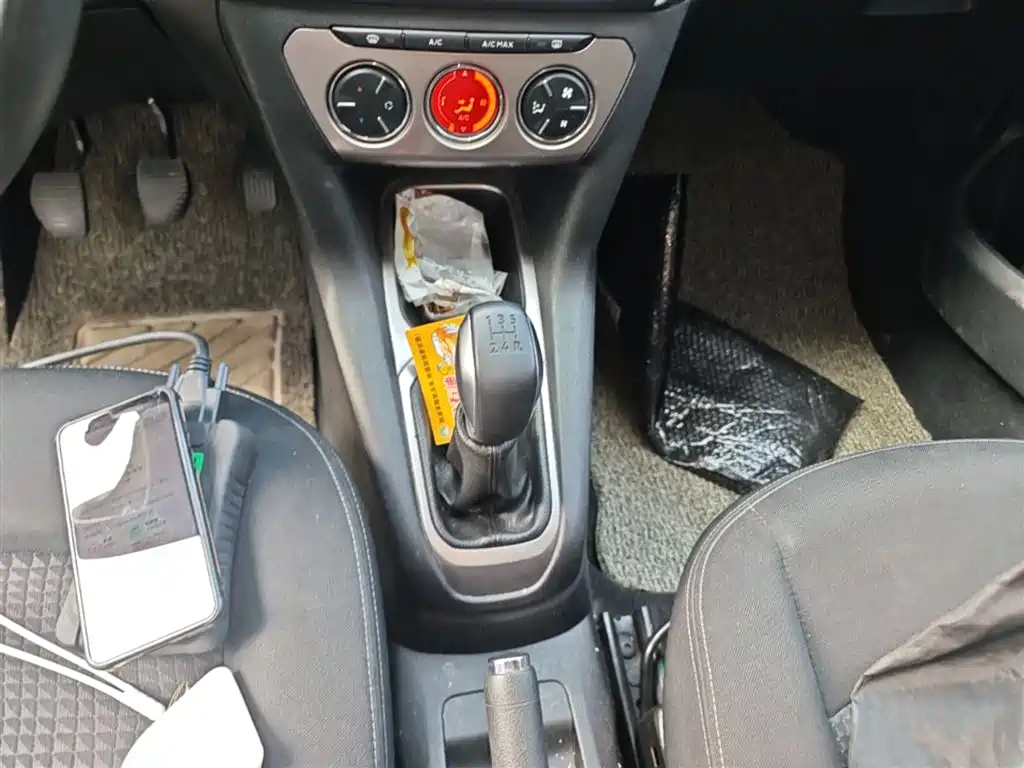 Peugeot 301 2014 1.6L Manual Luxury Edition фото 14