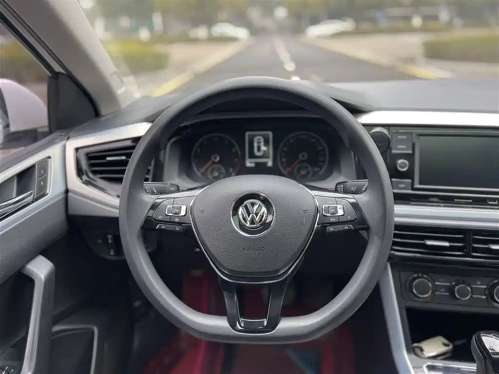VOLKSWAGEN POLO