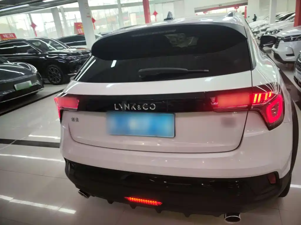 Фото 6 - Lynk & Co 02