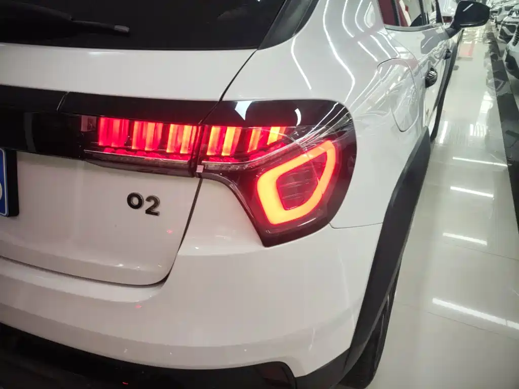 Фото 8 - Lynk & Co 02
