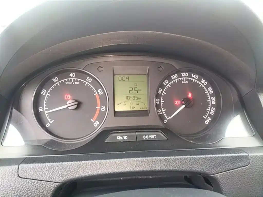 Škoda Rapid 2016 1.6L Manual Pioneer Edition фото 12