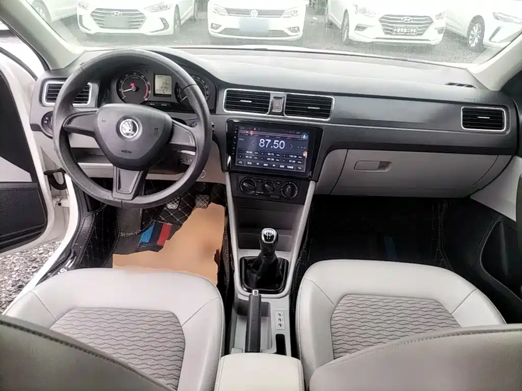 Škoda Rapid 2016 1.6L Manual Pioneer Edition фото 10
