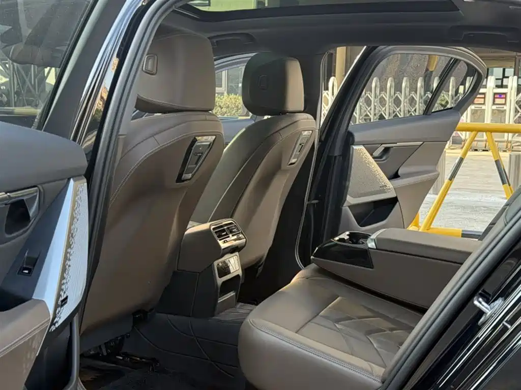 BMW 5 Series 2024 525Li Luxury Package фото 16