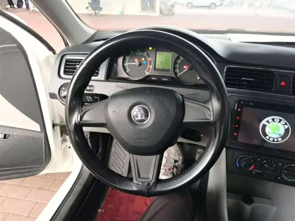 Škoda Rapid 2016 1.6L Manual Pioneer Edition фото 11