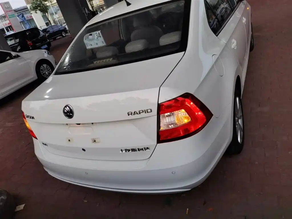 Škoda Rapid 2016 1.6L Manual Pioneer Edition фото 6