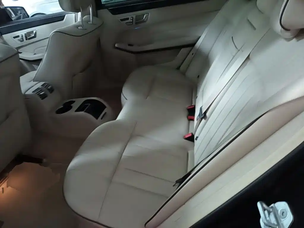 Photo 17 - Mercedes-Benz E-Class