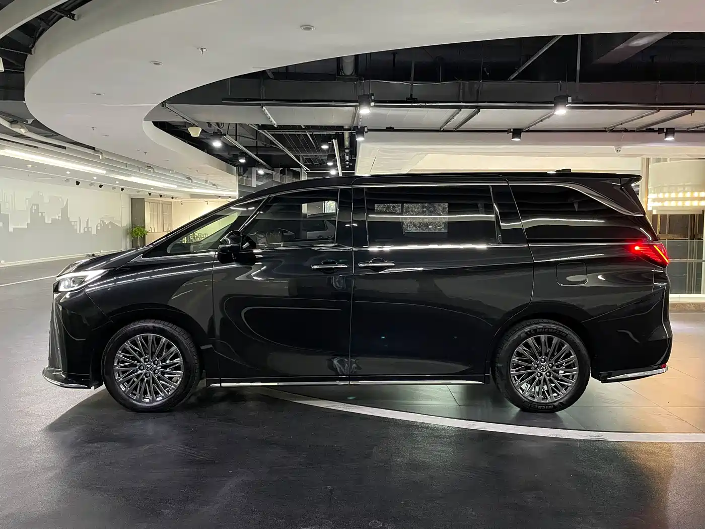 Lexus LM 2023 500h 6-Seater Prestige Edition фото 3