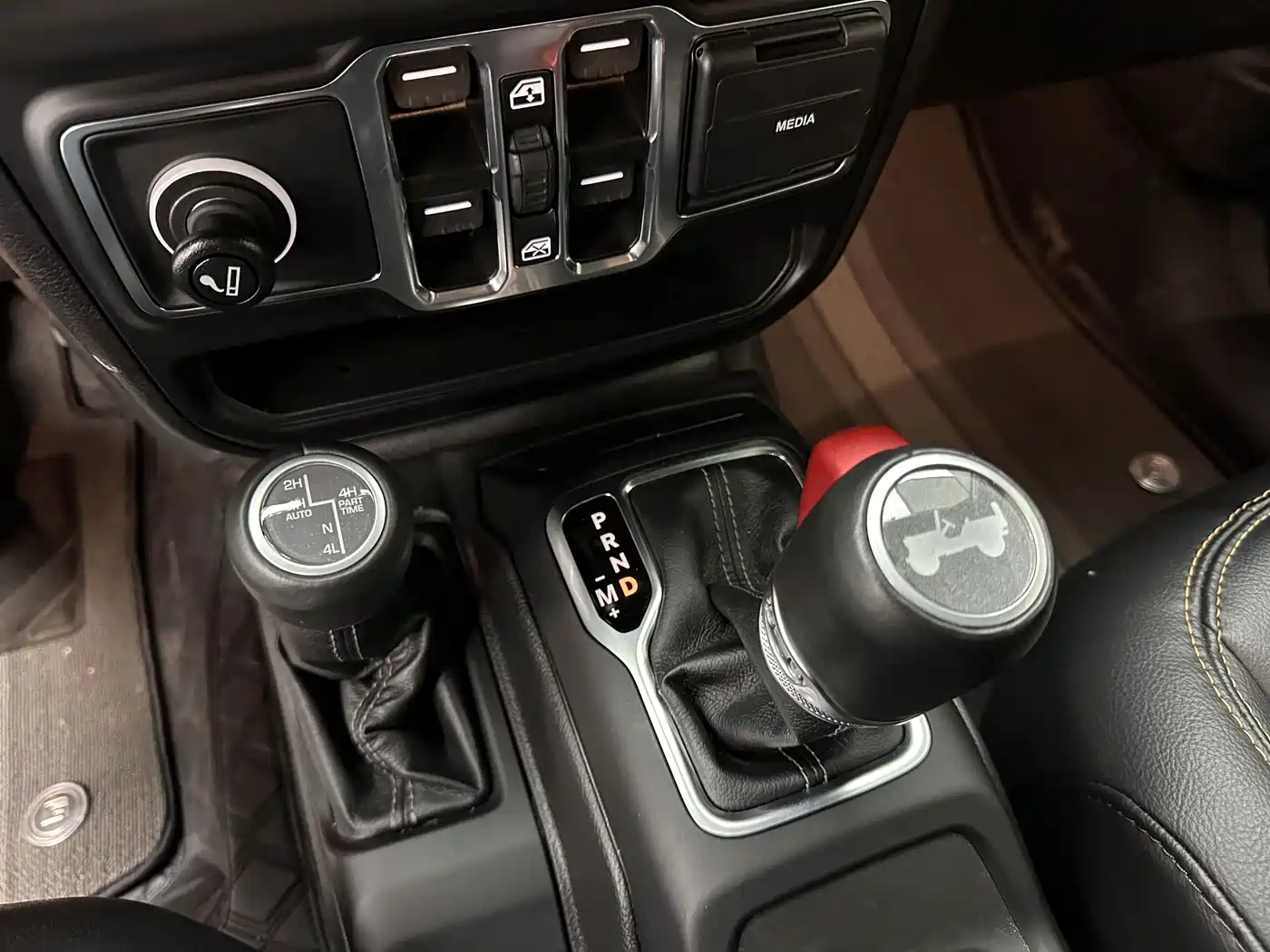 Jeep Wrangler 2023 2024 Model 2.0T Sahara Four-Door Version