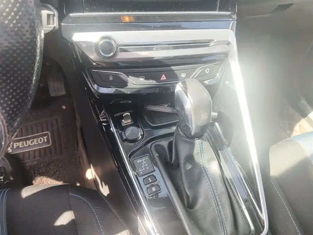Peugeot 308 2018 1.6L Auto Luxury Edition фото 7
