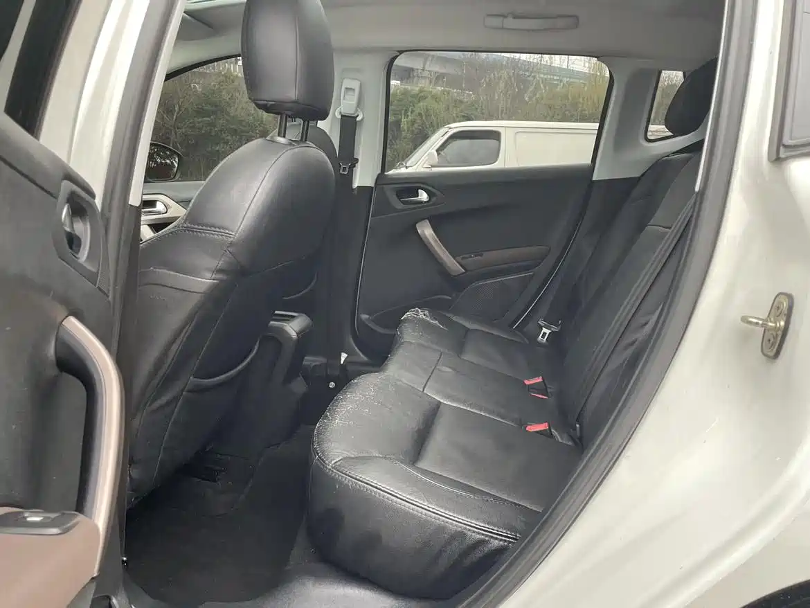 Peugeot 2008 2014 1.6L Automatic Fashion Edition фото 5