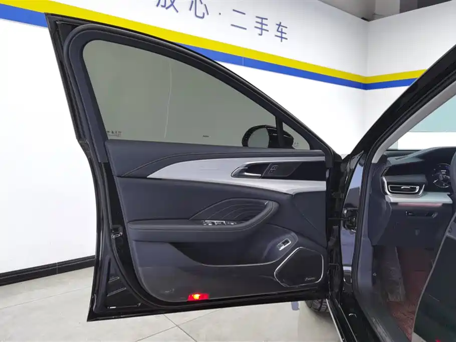 Hongqi H5 2025 2.0T Automatic Flag Celebration 500,000 Units Anniversary Edition фото 7