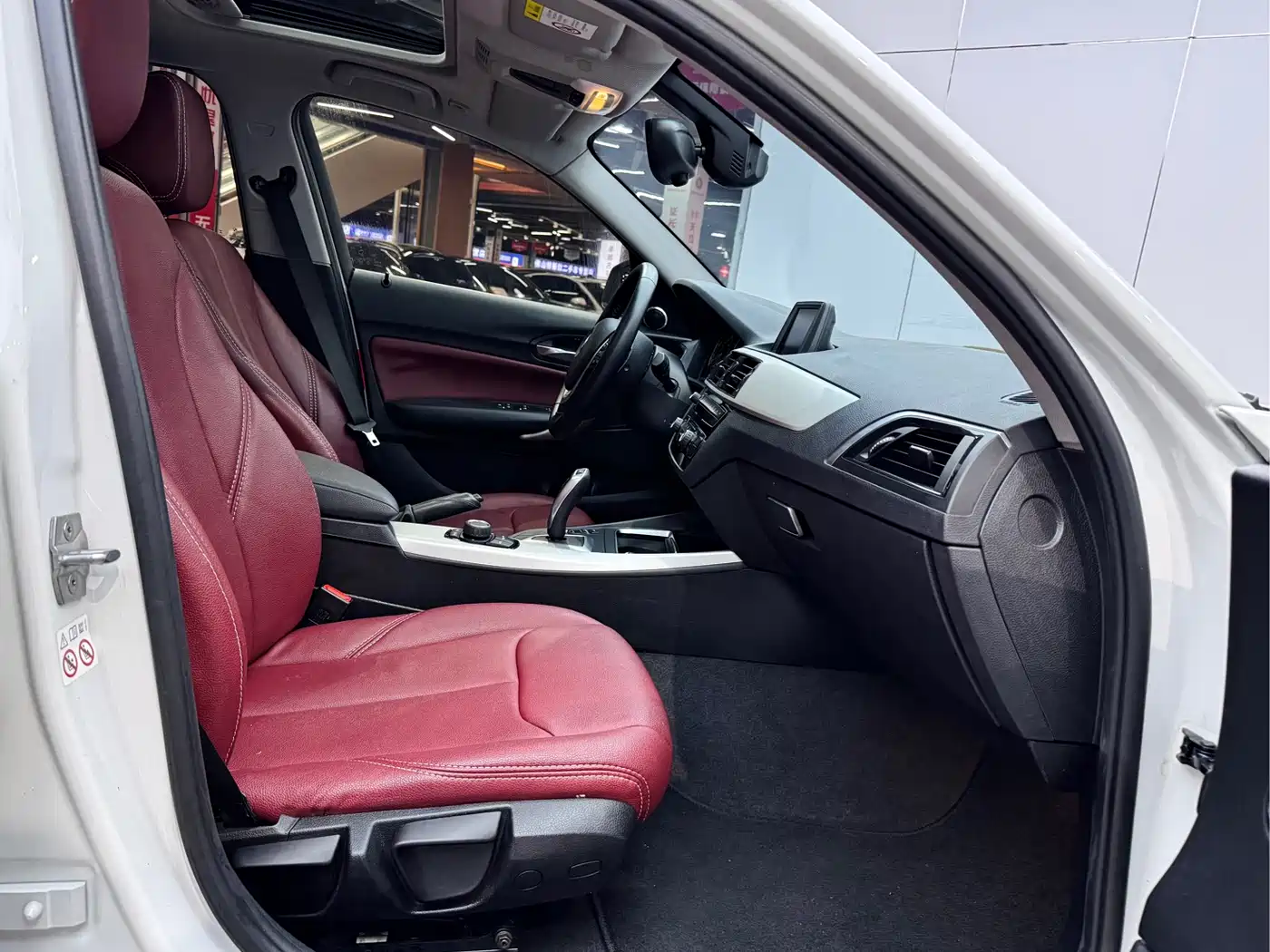 BMW 1 Series (Import) 2018 118i Leading фото 3