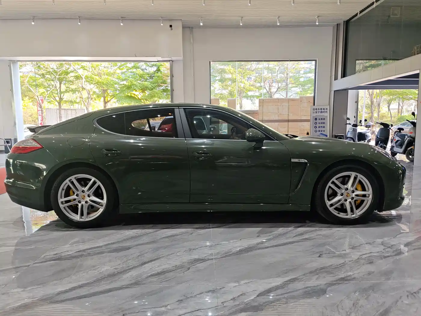 Porsche Panamera 2010 Model Panamera 4S 4.8L фото 31