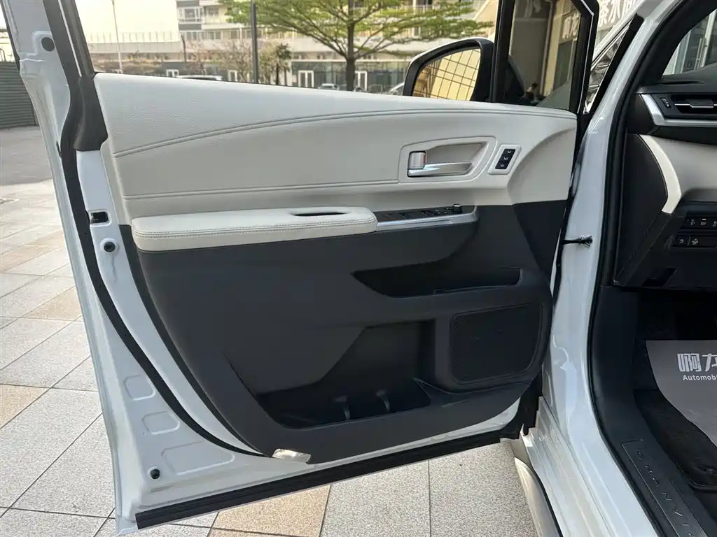 Toyota Granvia 2024 2.5L Hybrid Supreme ULTRA фото 23
