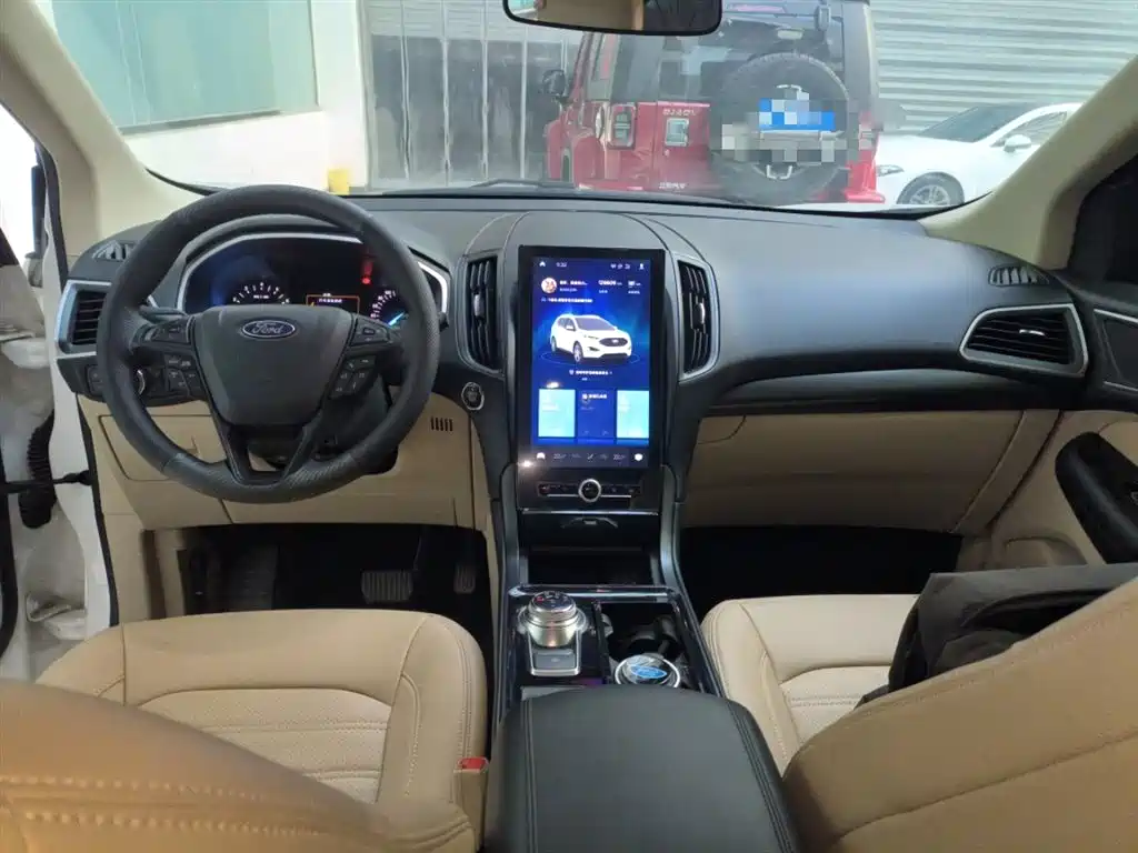 Фото 10 - Ford Edge
