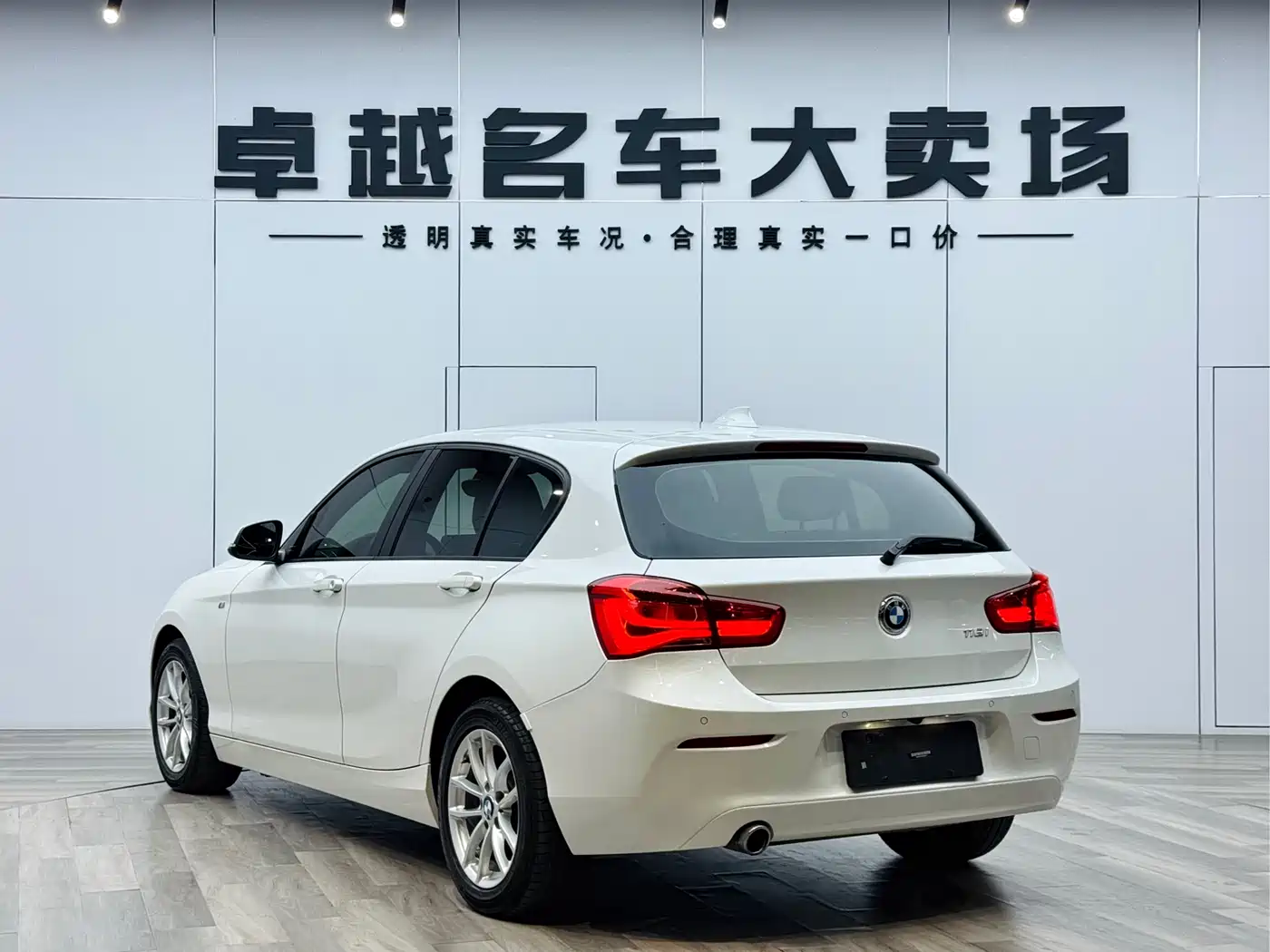 BMW 1 Series (Import) 2018 118i Leading фото 14