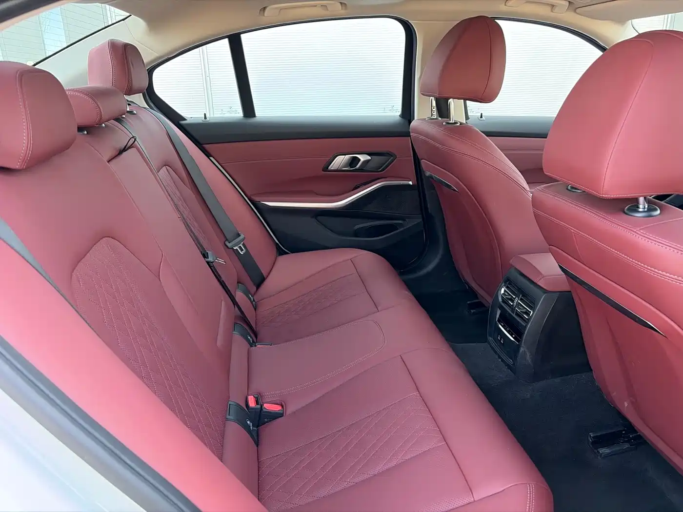BMW 3 Series 2025 325i M Sport Package фото 8
