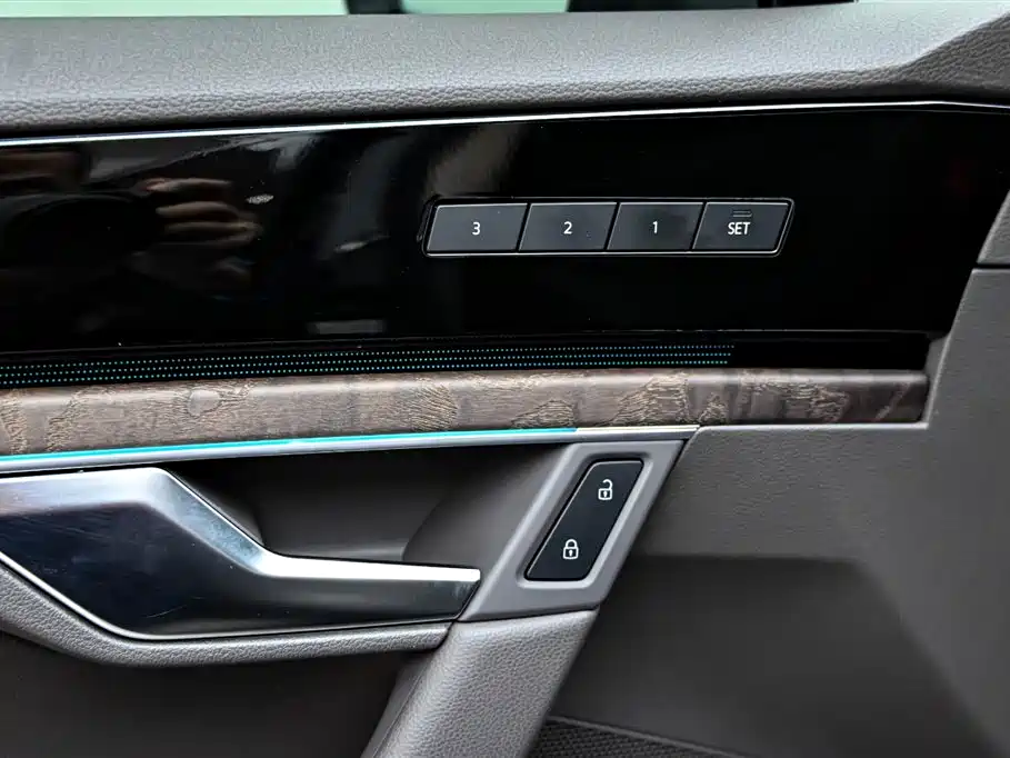 Volkswagen Touareg 2023 3.0TSI R-Line Classic Sports Package фото 24