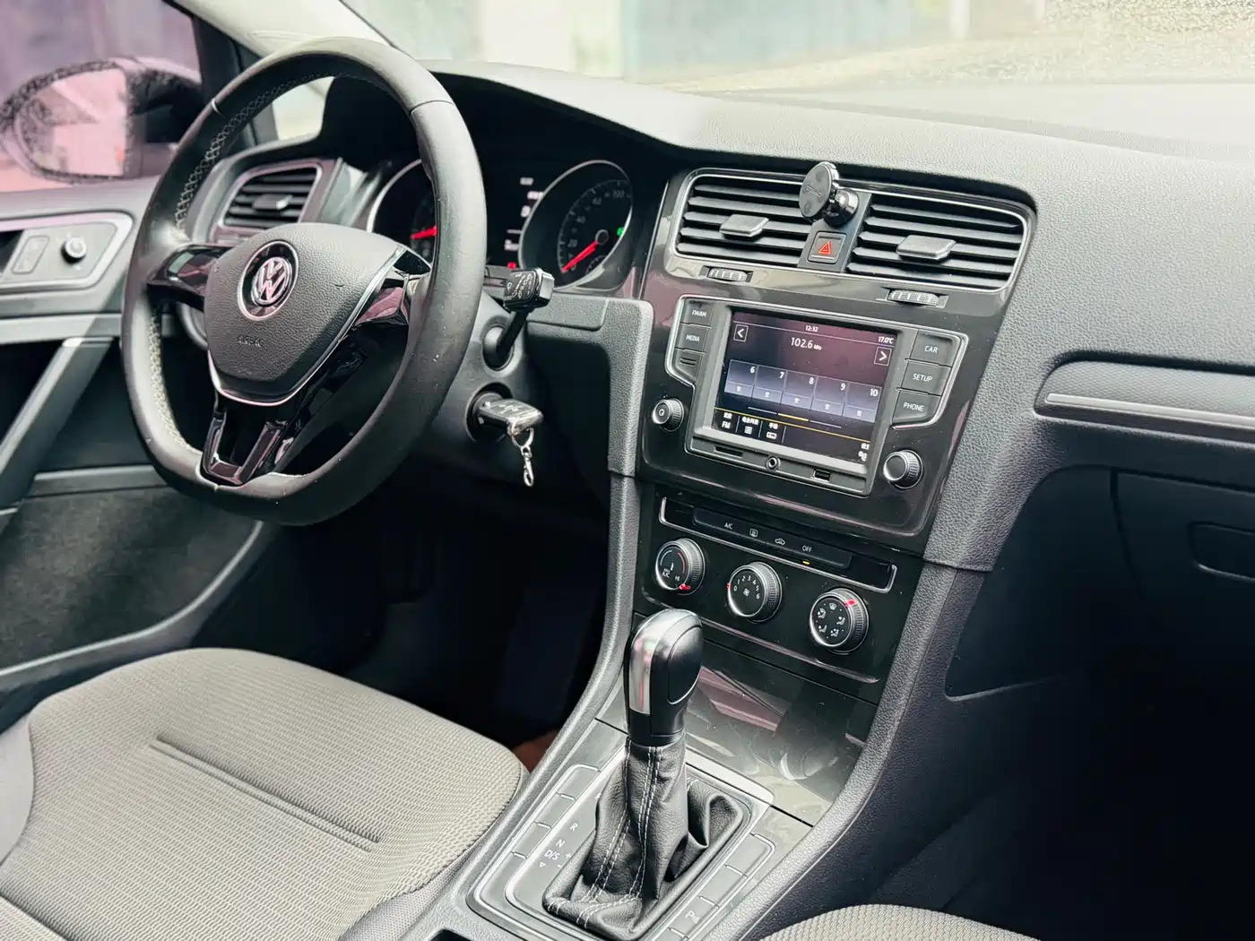 Volkswagen Golf 2017 1.6L Auto Comfort Millionth Edition фото 8