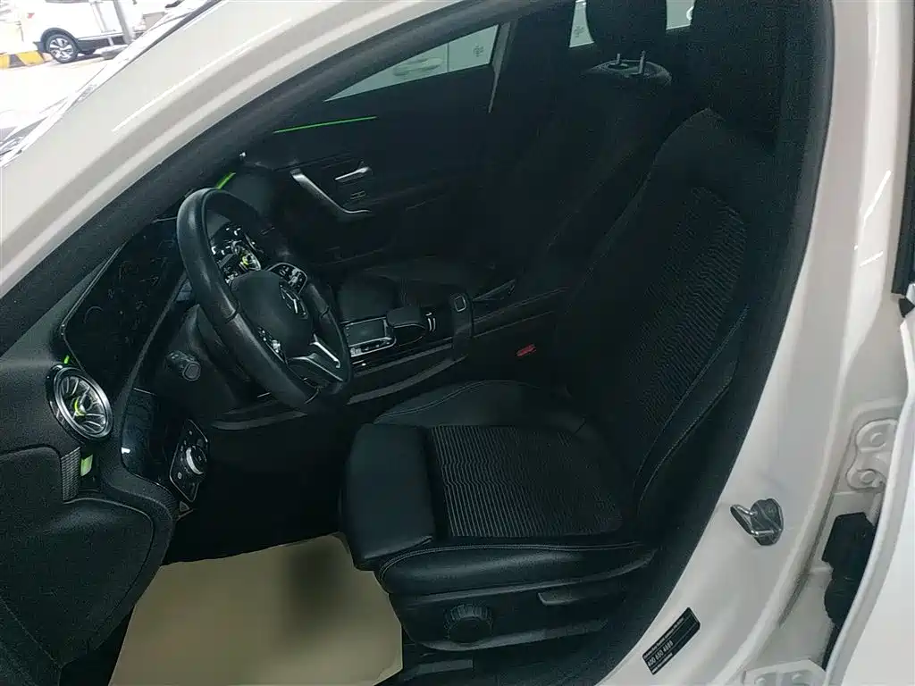 Mercedes-Benz A-Class (Import) 2019 A 200 Dynamic Version фото 7