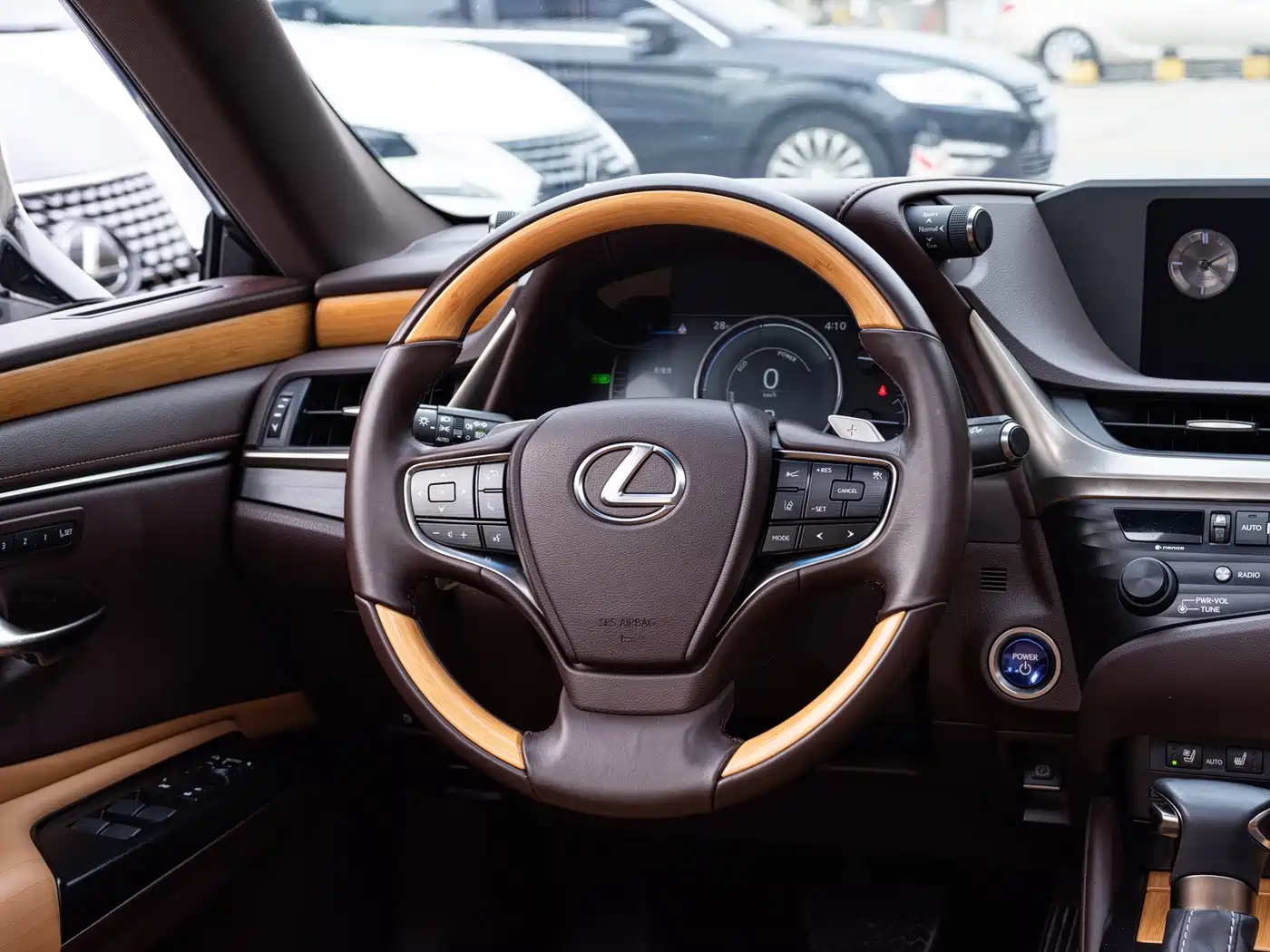 Фото 13 - Lexus ES