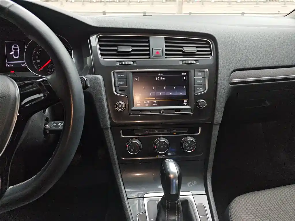 Volkswagen Golf 2017 230TSI Auto Comfort Millionth Anniversary Edition фото 13