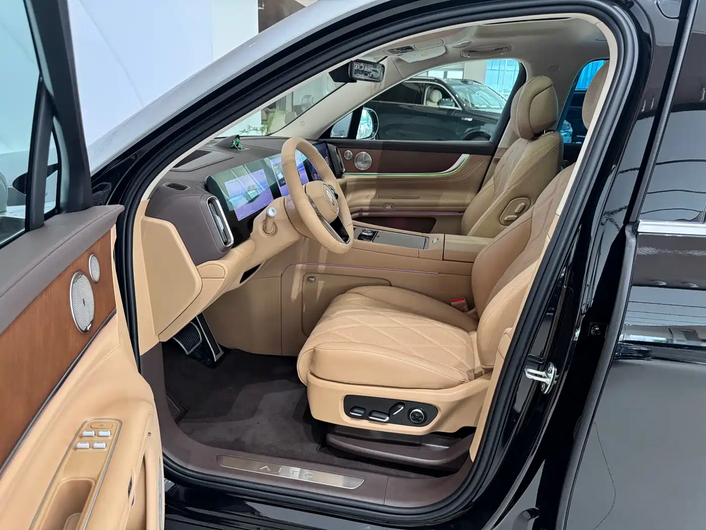 AITO Wenjie AITO M9 2025 Extended Range Ultra 52kWh 6-Seater фото 7