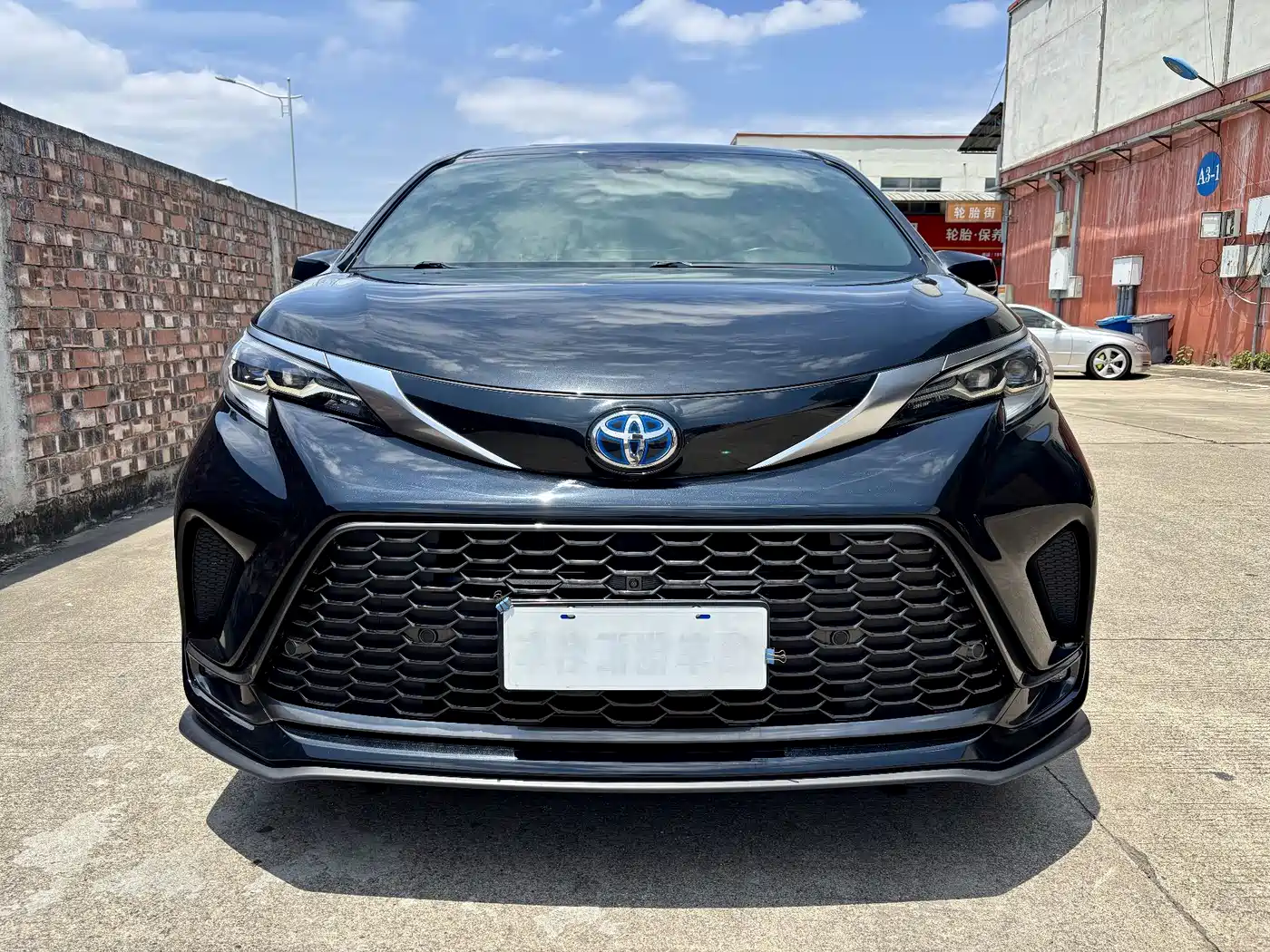 Toyota Granvia 2023 2.5L Hybrid Flagship VIP Edition фото 2