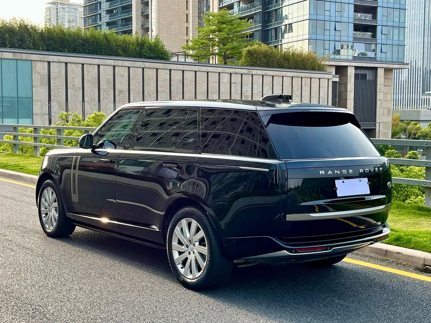Land Rover Range Rover 2023 3.0 L6 400PS Golden Age 7-Seater Long Wheelbase фото 4