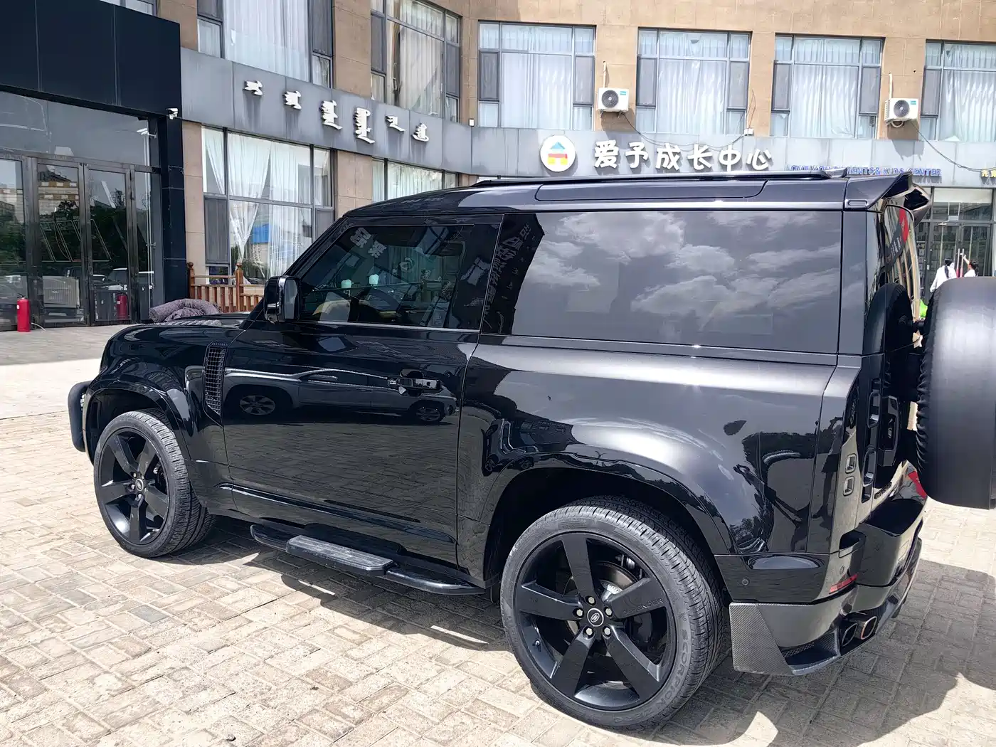Land Rover Defender 2023 Model 90 2.0T P300 SE фото 12