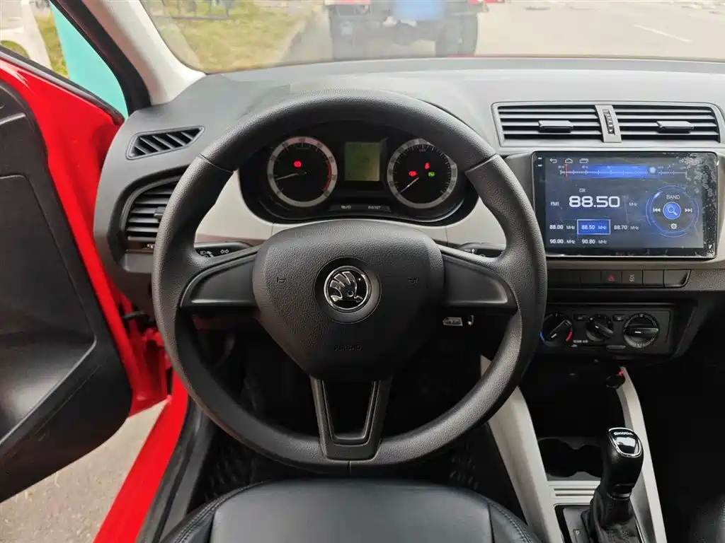 Škoda Fabia 2017 1.4L Auto Car Enjoy Edition фото 11