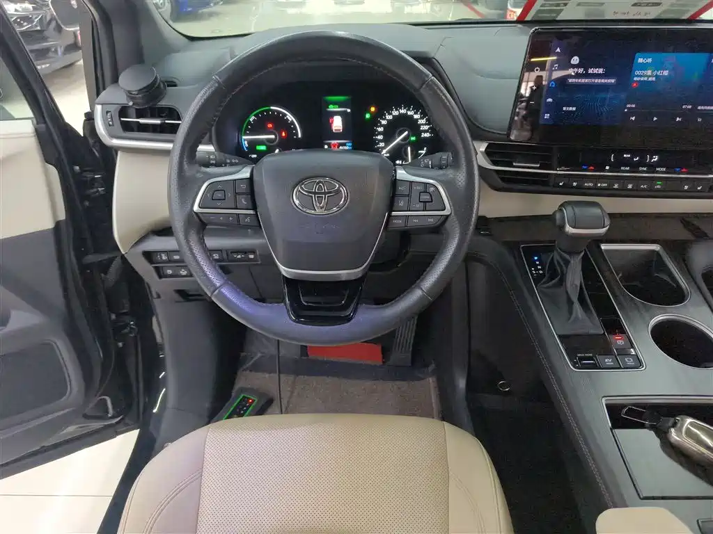 Toyota Sienna 2023 2.5L Hybrid Premium Edition фото 11