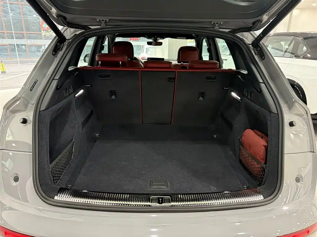 Audi Q5L 2025 45th Anniversary Edition 40 TFSI Luxury Sport фото 12