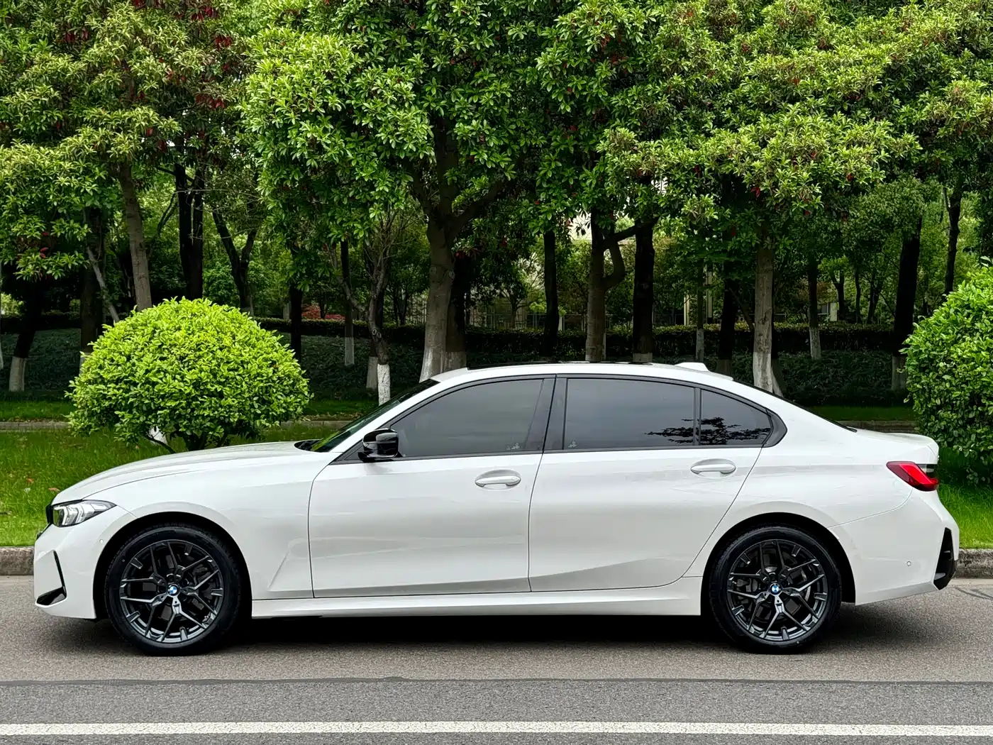 BMW 3 Series 2025 330Li M Sport Night Edition фото 3
