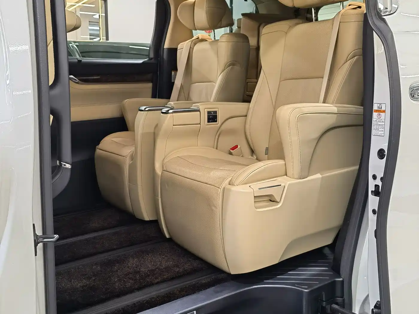 Toyota Alphard 2019 Hybrid 2.5L Luxury фото 10