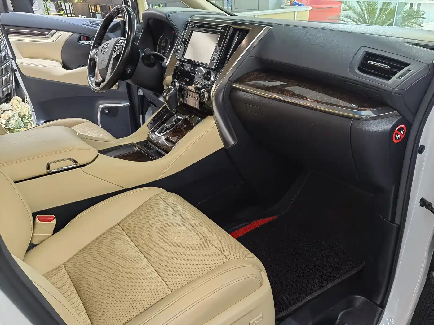 Toyota Alphard 2019 Hybrid 2.5L Luxury фото 9