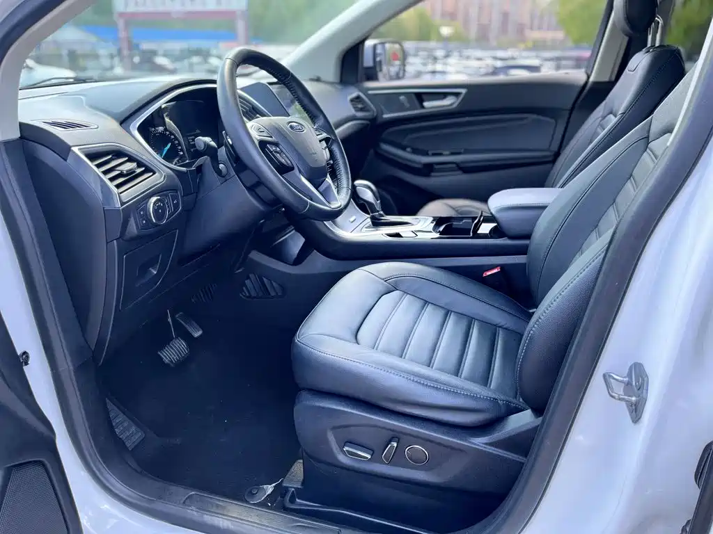 Фото 14 - Ford Edge