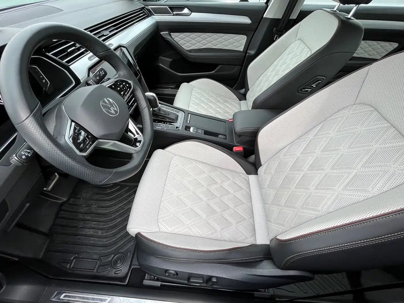 Volkswagen Magotan 2023 Model 2 Million Commemorative Edition 330TSI DSG Luxury фото 6