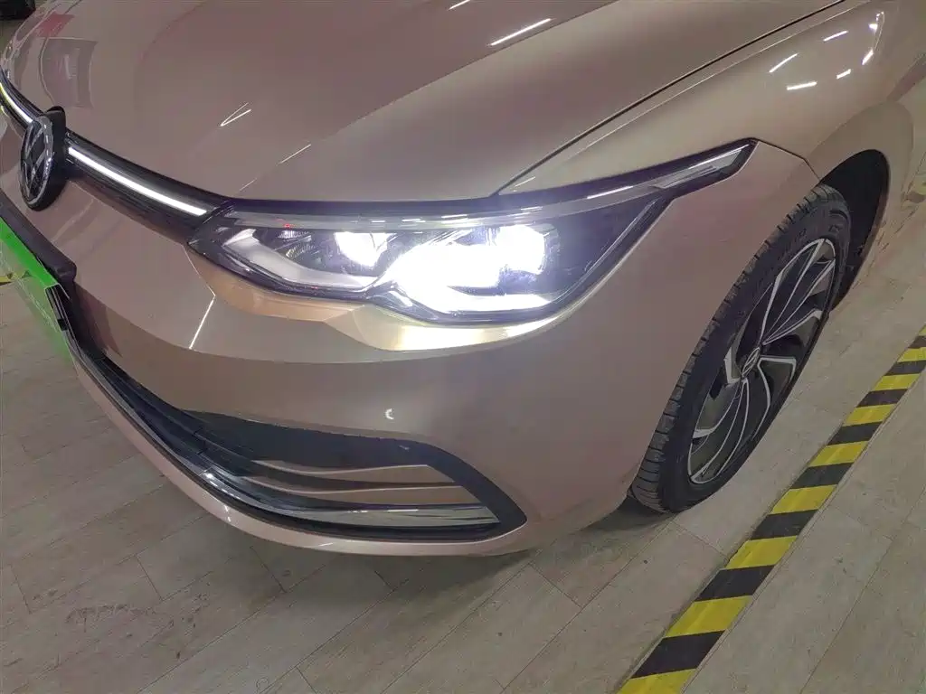 VOLKSWAGEN GOLF
