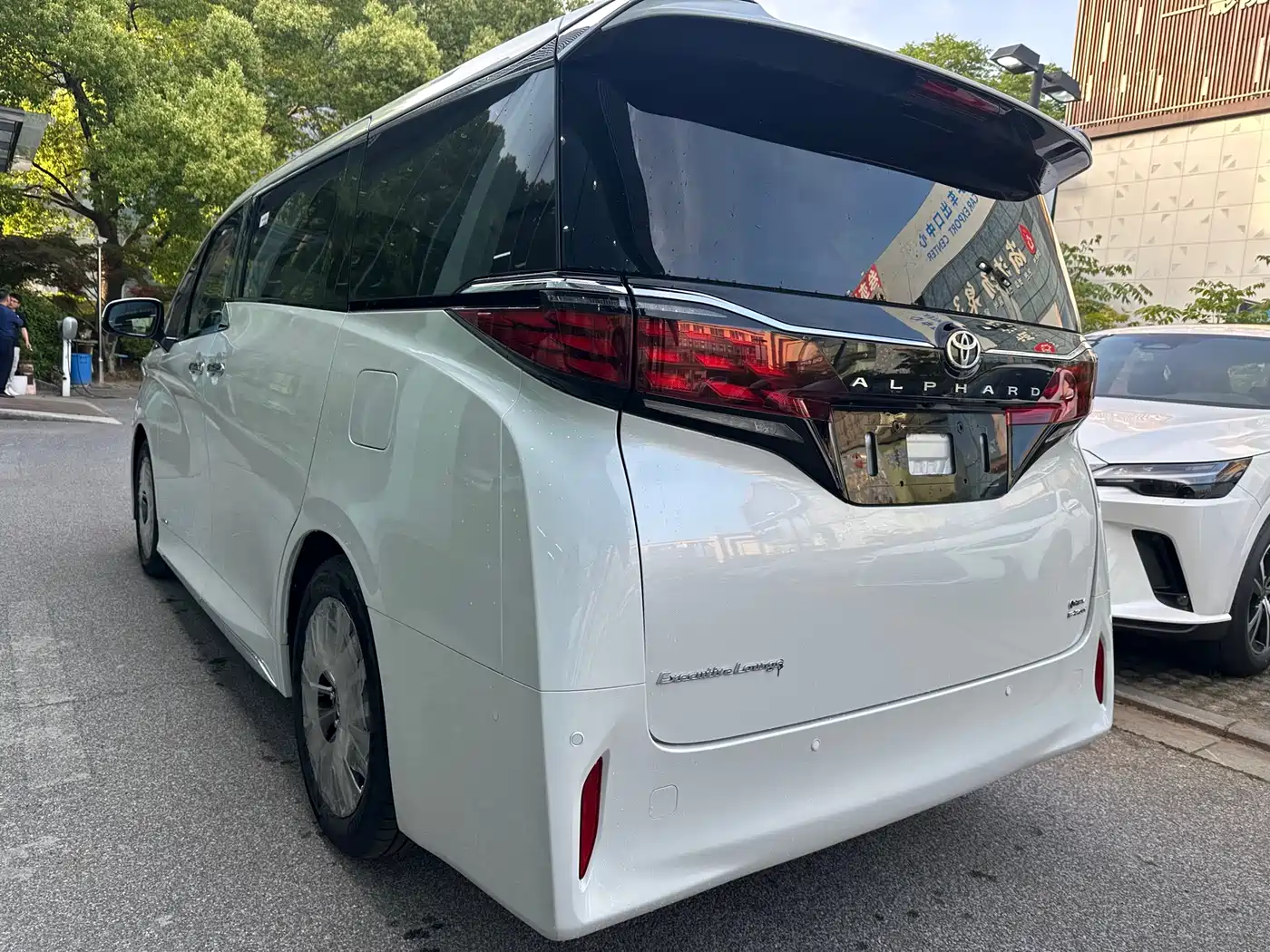Toyota Alphard 2025 Hybrid 2.5L Ultimate Gold Edition фото 13
