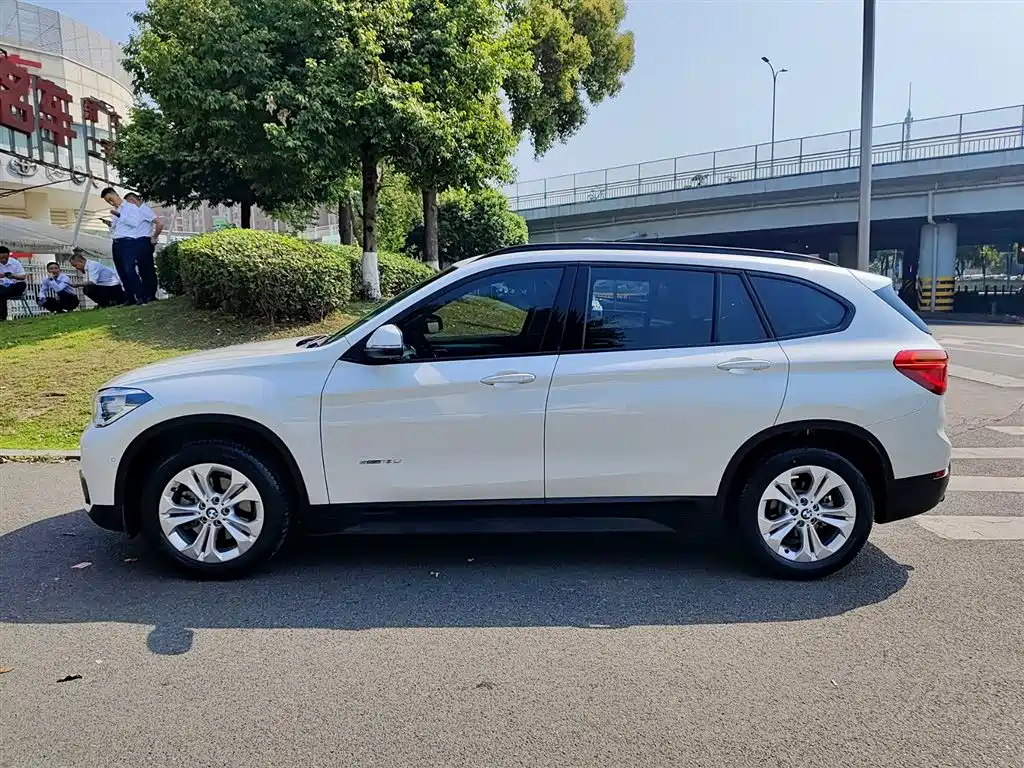BMW X1 2016 sDrive18Li Premium Model фото 3
