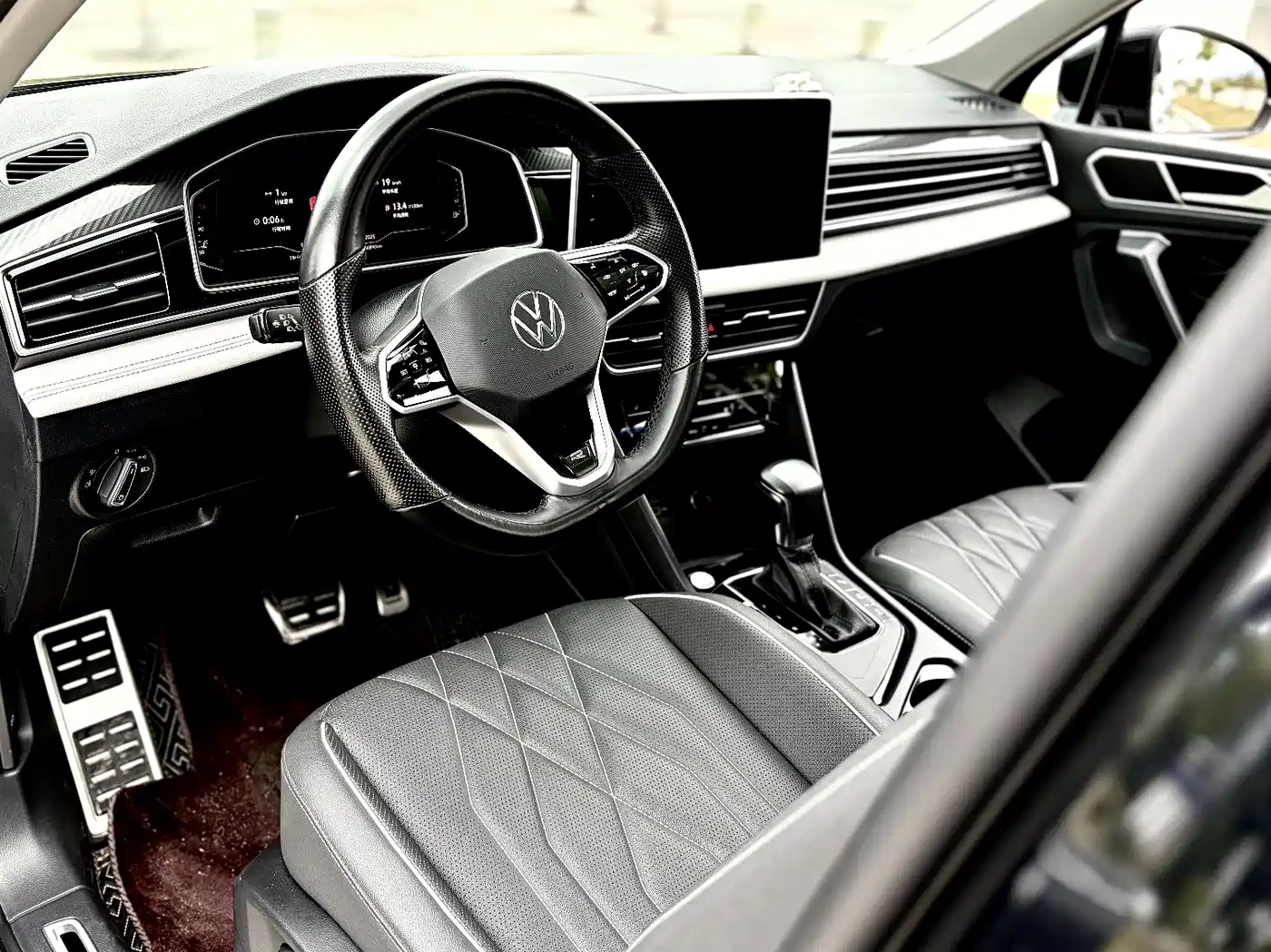 Volkswagen Tiguan L 2023 330TSI Auto 2WD R-Line Premium Edition фото 4