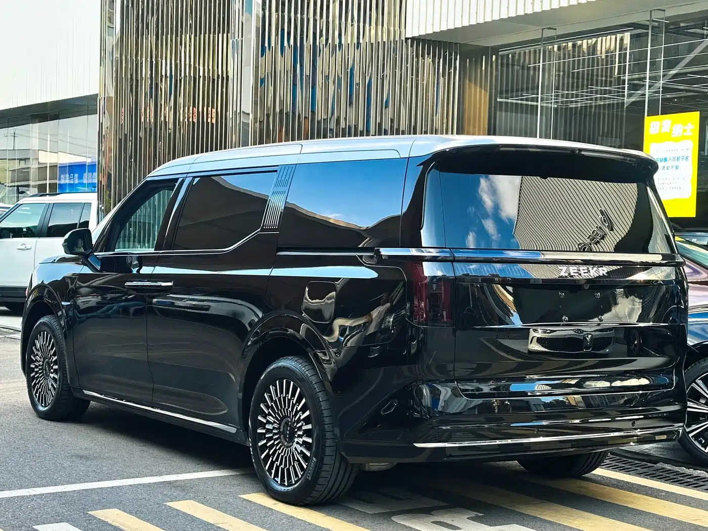 ZEEKR 009 2025 2024 6-seat Executive AWD 108kWh