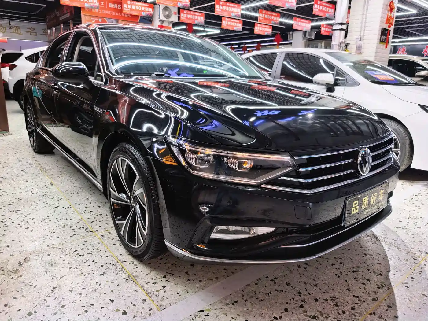 Volkswagen Magotan 2023 Model 2 Million Commemorative Edition 330TSI DSG Luxury фото 2
