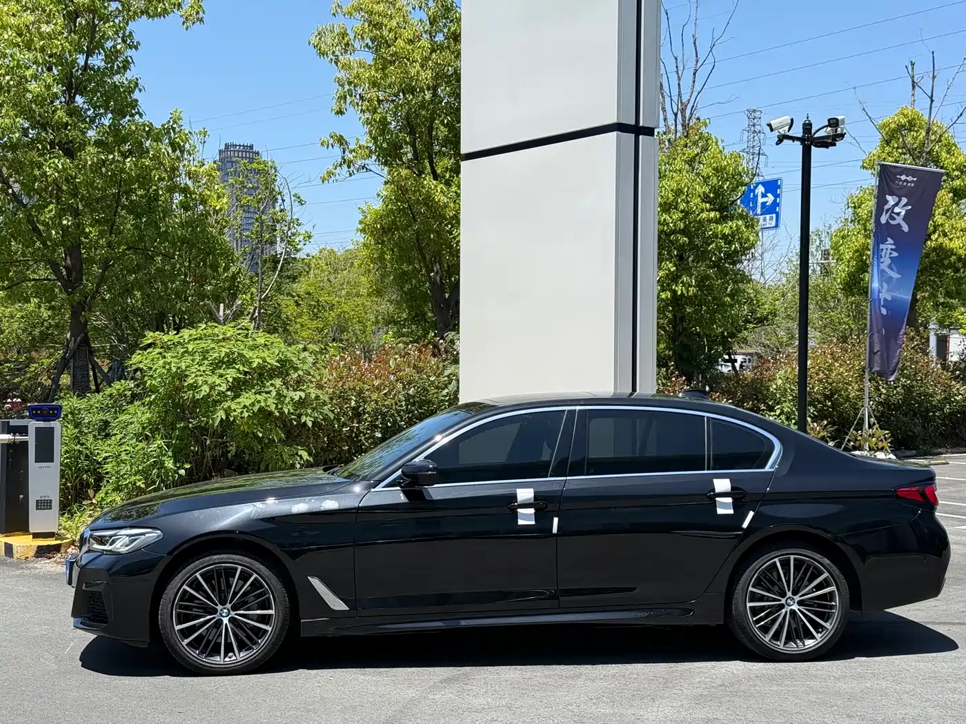 BMW 5 Series 2023 530Li Leading Luxury Package фото 2