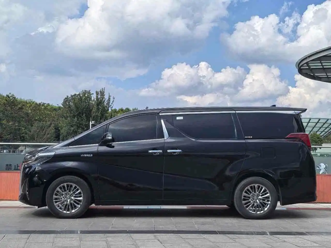 Toyota Alphard 2021 Hybrid 2.5L Premium фото 16