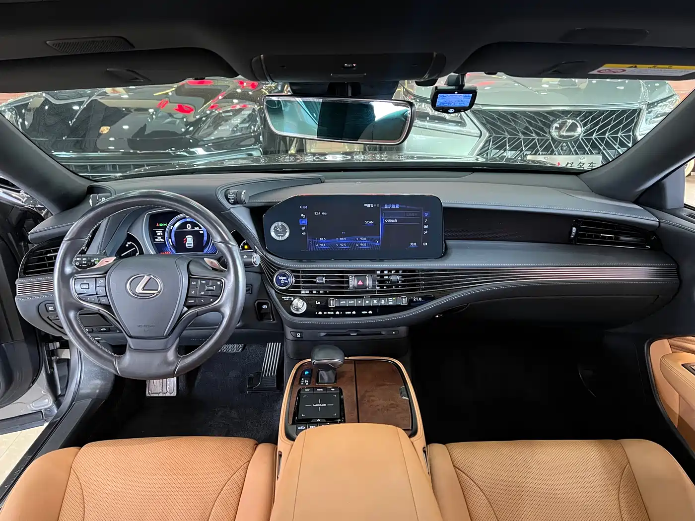 Lexus LS 2021 500h Excellence Edition фото 11