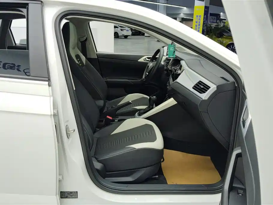 Volkswagen Polo 2021 Plus 1.5L Automatic Colorful Tech Edition фото 8